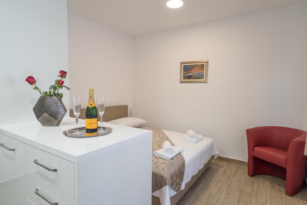 Drop In Split Luxury Suites מראה חיצוני תמונה